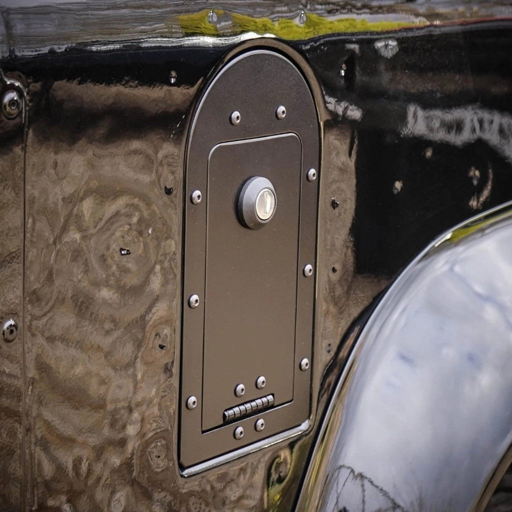 LandRoverDefenderLockableFuelCapCover/Lid