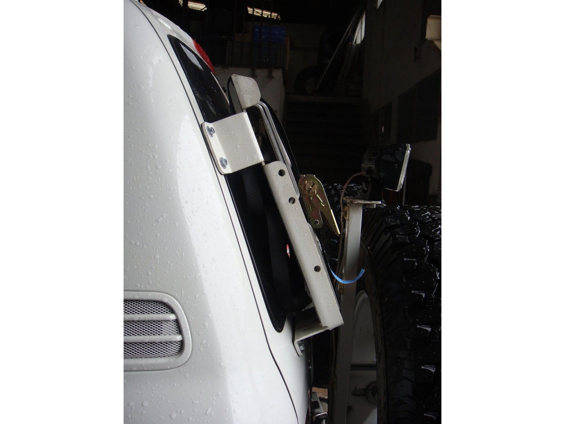 SandplatesupportonthetailgateforToyotaHDJ100N4-Offroad